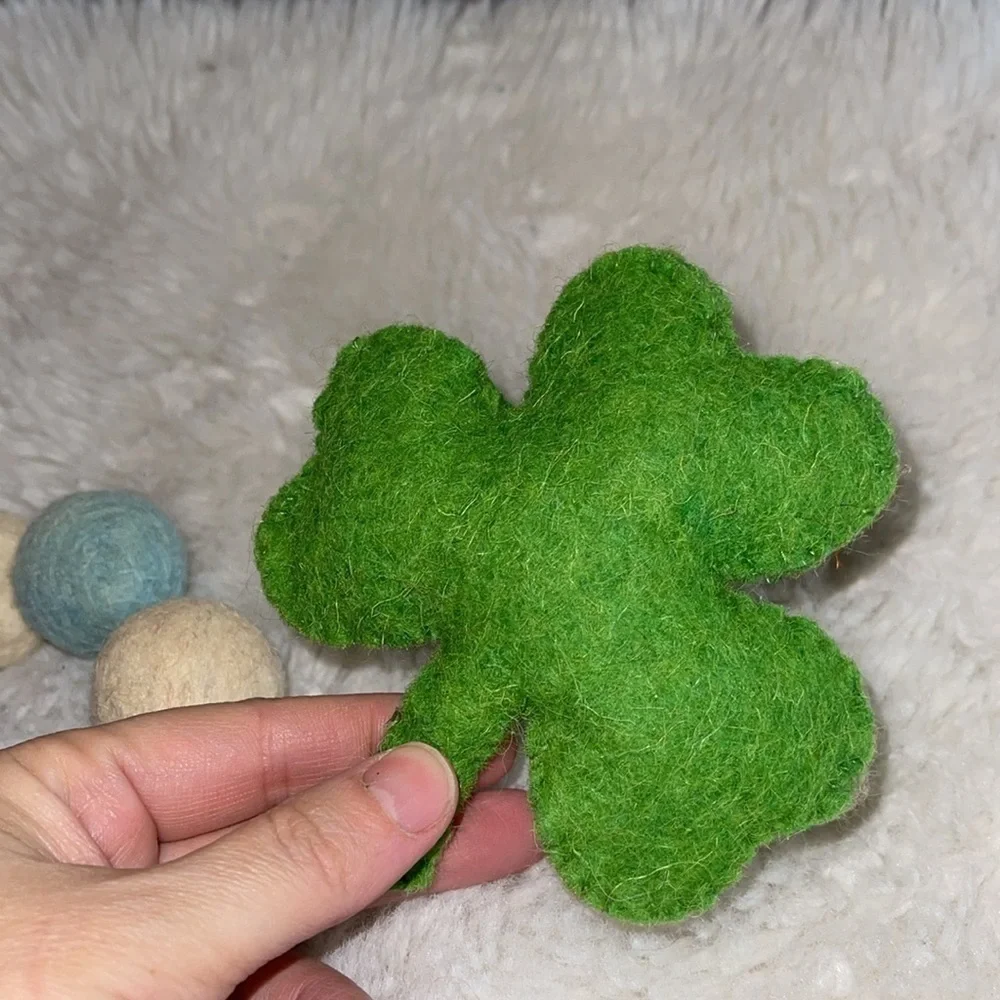 Cat felt any day toys 6 felt balls and one clover Great for fetch ,
